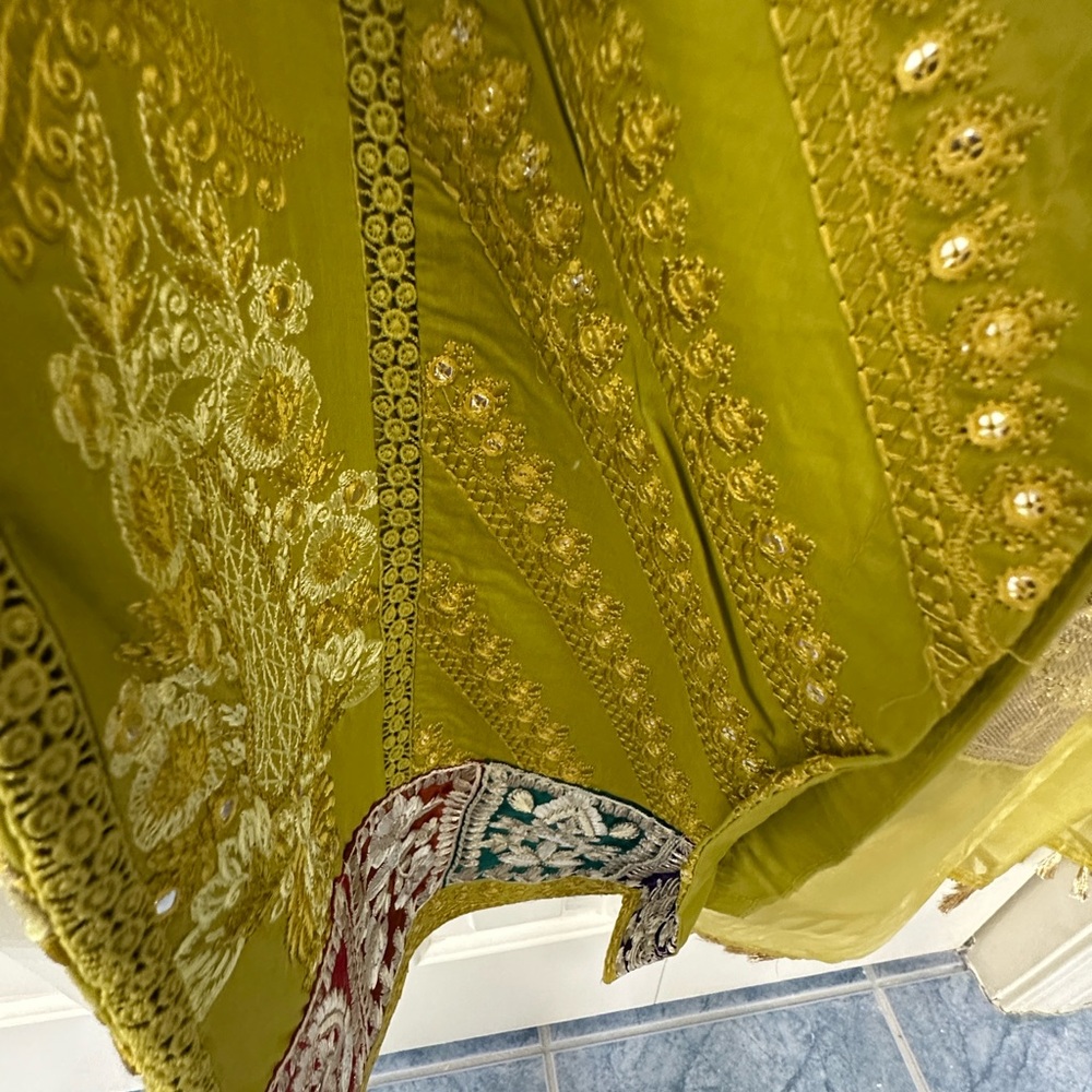 Super Sale‼️Embroidered luxury Green Traditional Outfit by Dikhawa size 24 - Picture 10 of 13